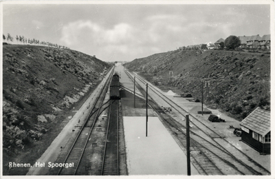 12031 Gezicht op het emplacement van het station van het N.S.-station Rhenen te Rhenen, vanaf het viaduct in de Grebbeweg.